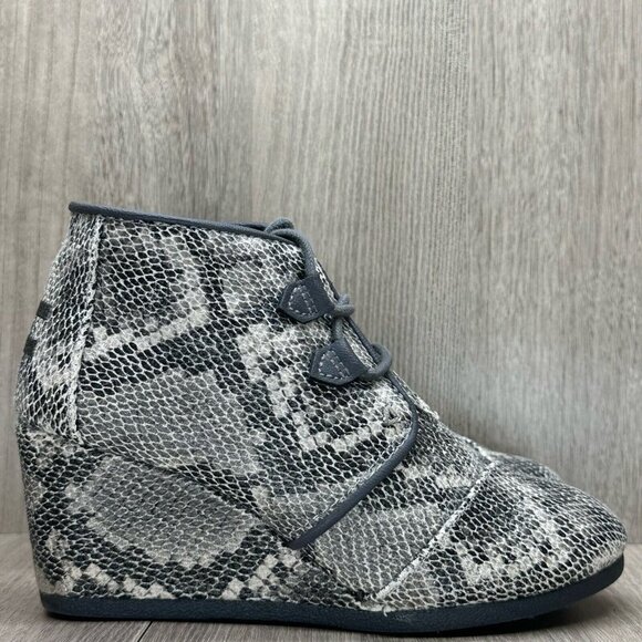 Toms Booties Womens Size 6.5 Kala Wedge Ankle Mid Heel Lace Up Snakeskin Gray - Picture 1 of 12
